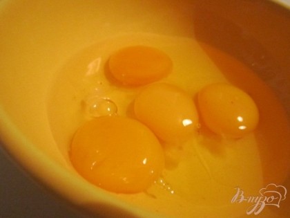 Яйца хорошо взбить венчиком до появления пены.