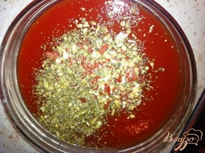 Смешиваем томатный соус и сухую смесь базилика, чеснока и сушеных помидор, даем ей пропитаться несколько минут