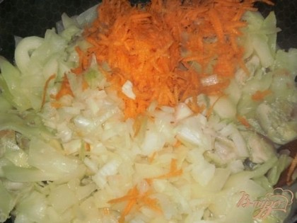 Добавляем к капусте натертую морковь, нарезанный лук, перец горошком, соль, томатную пасту, сушеную зелень и тушим 30-40 минут (при необходимости в процессе тушения добавляем еще воду).