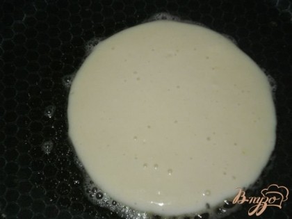 Разогретую сковороду смазываем сливочным маслом, выкладываем 1-2 ст. ложки теста и жарим с обеих сторон.