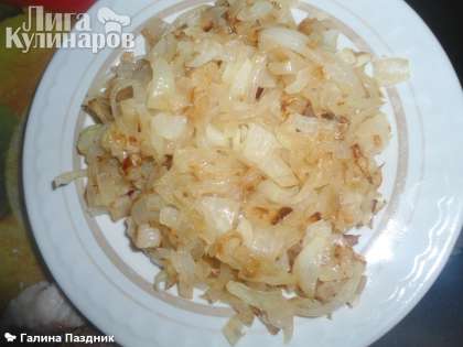 Жареный лук выкладываем поверх картофеля