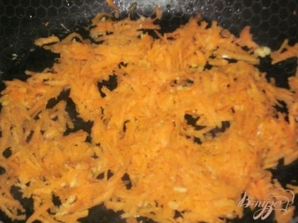 Натертую морковь и измельченный чеснок обжариваем на растительном масле.