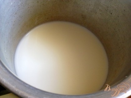 Ставим на небольшой огонь молоко, смешанное с водой, доводим до кипения, солим и сахарим по вкусу.