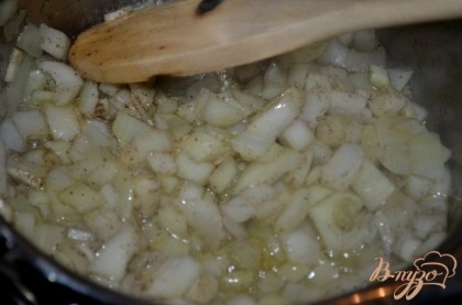 Приготовим соус пока свинина в духовке. На сковороде с тяжелым дном или в кастрюльке разогреть масло оливковое.Добавить чеснок и лук. Добавим 1 ч.л. соль и 1/2 ч.л. черный перец.Готовим примерно 4 мин.