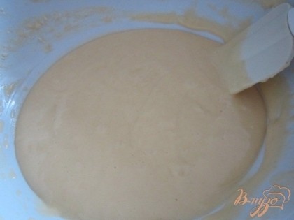 Для теста : Яйца взбить с сахаром в пену, добавить творог, крахмал, муку с пекарским порошком.Размешать и влить молоко.