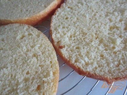 Остывший бисквит нарезать на три части.