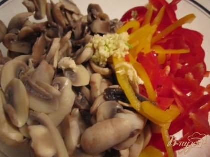В салатник выложить нарезанные грибы и перец. Выдавить чеснок через пресс.