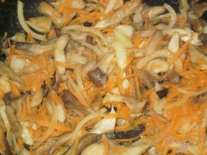 Морковь, лук и грибы обжариваем на растительном масле.