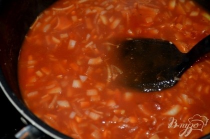 Добавить олив. масло и обжарить лук и чеснок,лавровый лист. Примерно 7-8 мин. Добавить томатную пасту и обжаривать одну минуту. Добавить пиво и варить 2 мин. затем вустер.соус.