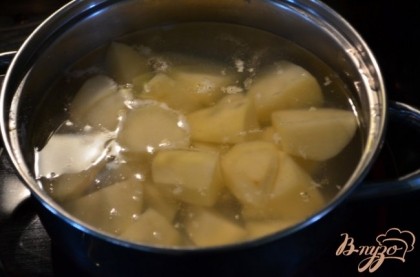 Отварить картофель до полуготовности.