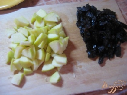 Чернослив и яблоки нарезать на кусочки.
