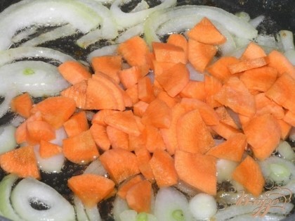 В той же сковороде обжарить нарезанный лук, затем добавить морковь, обжарить.