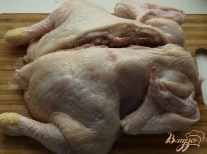 Курицу разрезаем по спинке – таким образом в мясе грудке останется больше сока.