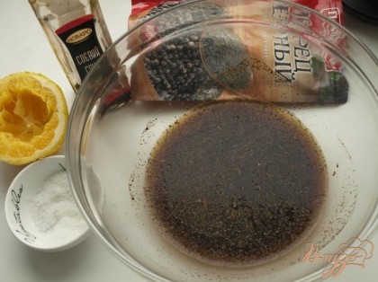 Из апельсина выдавливаем сок,смешиваем его с соевым соусом, добавляем чёрный молотый перец, немного соли (соус уже соленый), перемешиваем маринад.