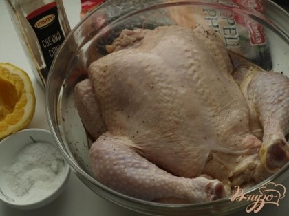Этим маринадом натираем курицу и оставляем в нём мариноваться на 1 час при комнатной температуре.