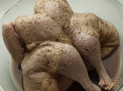 Форму для запекания немного смазываем растительным маслом, выкладываем курицу так, чтобы она была кожей кверху.