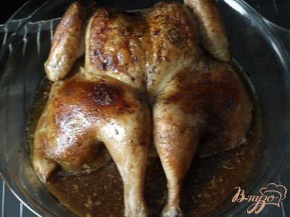 Ставим курицу в разогретую духовку на 170 градусов и печём 45-50 минут,периодически поливая стекающим соком.
