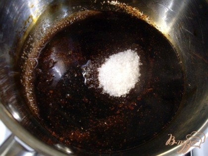Сахар должен потемнеть и стать тёмно коричневым.Дождаться, когда сахар перестанет бурлить. Влить кипяток.Круговыми движениями кастрюли смешать воду с карамелью, получится очень тёмная жидкость, почти чёрного цвета