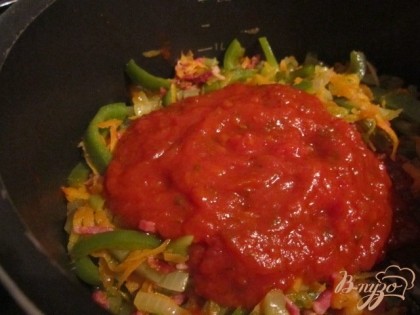 Добавить томатный соус. Я всегда использую готовый соус "Прованский" от Панзани. Текстура у него хорошая и очень ароматный.