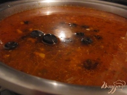 Выложить тушеные овощи с томатным соусом в бульон, где  варится картофель, выдавить чеснок через пресс, добавить маслины и по вкусу влить немного огуречного рассола.Приправить по вкусу. Оставить еще минут на 10 и суп готов.