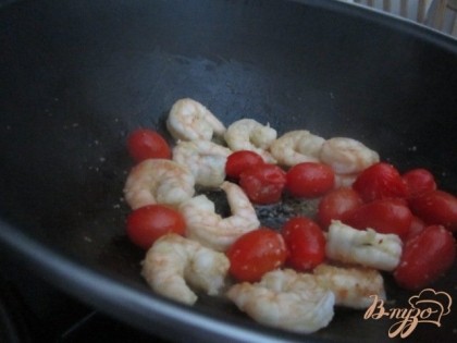 На раскаленной сковороде в течении 2-3 минут поджарить кревевтки и помидорки.