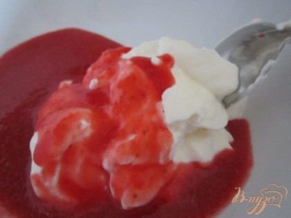 Взбить сливки в крепкую пену (оставить немного для украшения) и смешать с ягодно-желейной массой. Размешать.