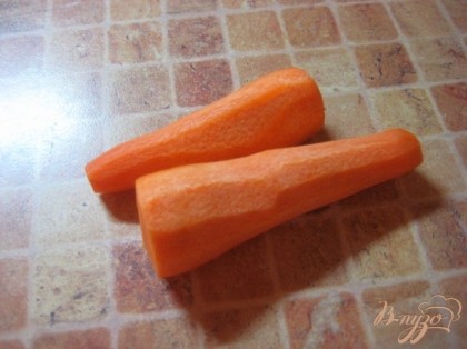 Морковь очистить. Картофель и яйца хорошо вымыть.
