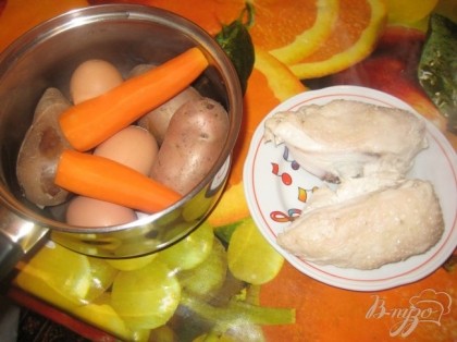 Остудить отваренные морковь, яйца, картофель и курицу.