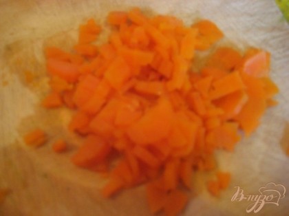 Морковь мелко порезать и выложить на укроп. Намазать майонезом.