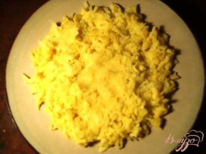 Картофель, морковь и яйца отварить, остудить. Первый слой салата натертый на крупную терку картофель.