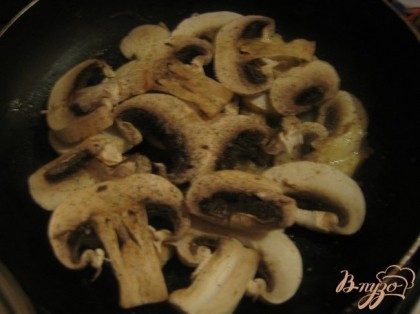 Оставшиеся грибы порежьте и поджарьте на сковороде.