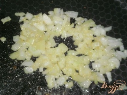 Для соуса мелко нарезанный лук обжариваем с мукой на сливочном масле.