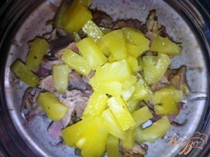 Таким же кубиком нарезаем ананас, добавляем к утиному мясу.