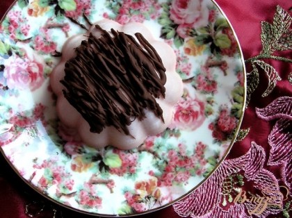 Аккуратно вынуть десерт из формочек, полить растопленным шоколадом и подавать!