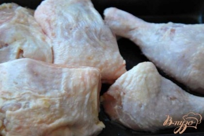 Можно готовить как целую курицу, так и порезанную на части.