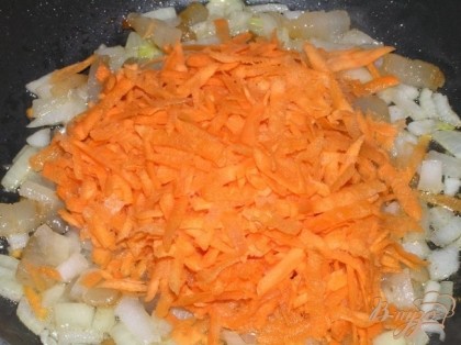 затем добавить натертую морковь, обжаривать 3-4 минуты.