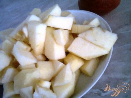 Яблоки помыть, очистить от кожуры, порезать на кубики.