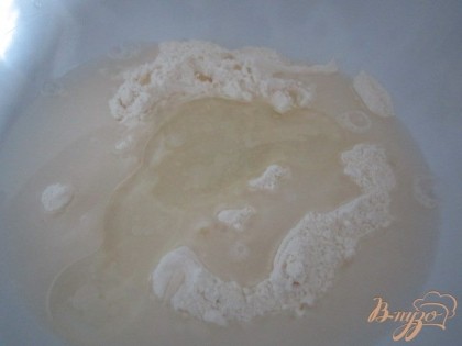 Из муки, теплой воды, масла и соли замесить тесто.