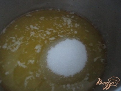 Для крема .. растопить сливочное масло с сахаром и соком лайма на водяной бане.Выбить яйца и начать взбивать миксером до загустения, затем ввести разбухший желатин.Размешать и снять с огня, крем остудить.