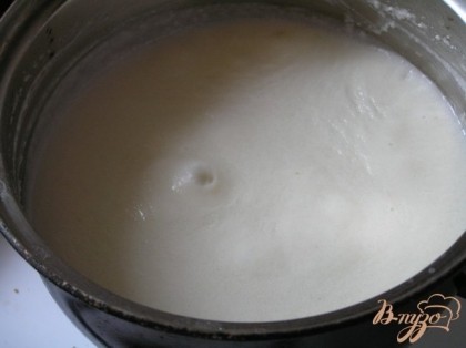 Для крема желатин замочить в доложной воде на 10 минут. Кокосовое молоко смешать с водой, добавить манку, довести до кипения, варить помешивая 5-7 минут.