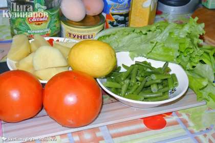 Количество ингредиентов может сразить, но попробуйте, салат очень простой и овощи с сочным тунцом отлично придутся к ужину.