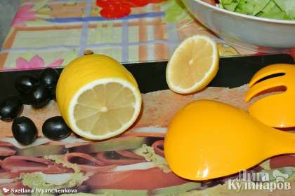 Добавляем оливки. Солим по вкусу. В отдельной посуде взбиваем масло и лимонный сок.