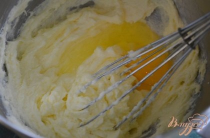 Взбить сливочное масло с сахаром с 1 1/3 стакана на средне-высокой скорости примерно 2 мин. Добавить по яйцу за раз. Затем ванилин и цедру.