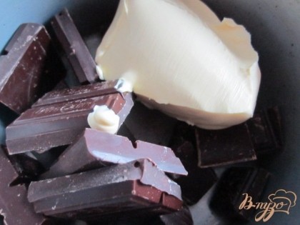 Десертный шоколад и сливочное масло поставить на водяную баню и дать растаять.