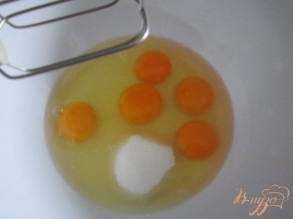 Яйца взбить  с сахаром не меньше 5 мин.Добавить щепотку соли, чтобы не было приторности.