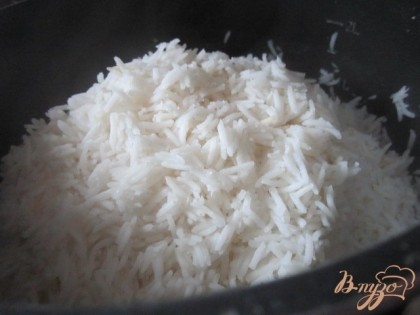 Отварить рис до полу готовности.