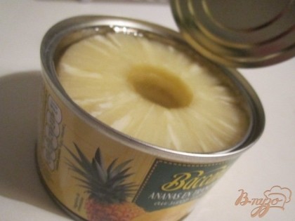 Из консервированных ананасов вылить сок , кружочки нарезать мелко.