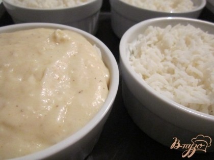 Выложить рис и покрыть соусом. Поставить в духовку на 30 мин. при 190°