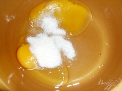 Яйца взбить с сахаром и добавить соль.