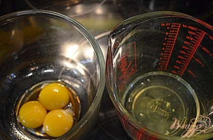 Яйца разделим на белки и желтки в разные емкости.
